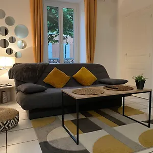 Appartement T2 Plein Centre Au 1er Etage Avec Parking Prive, Millau